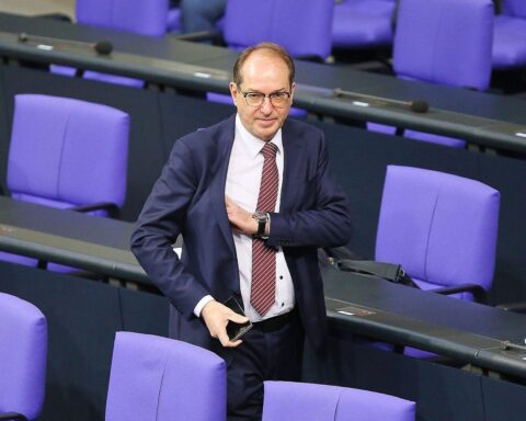 Alexander Dobrindt präsentiert neue Sicherheitsmaßnahmen gegen Terrorismus und Cyberbedrohungen in Berlin.
