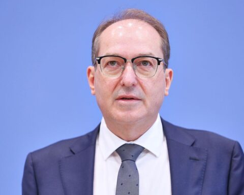 Alexander Dobrindt diskutiert Asylpolitik in Berlin; Rückgang der Asylanträge im Fokus.