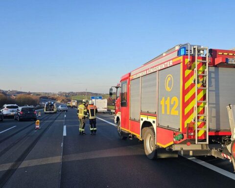 Drei Verkehrsunfälle auf Autobahn, Feuerwehr im Einsatz, schwere Schäden und ein Verletzter.
