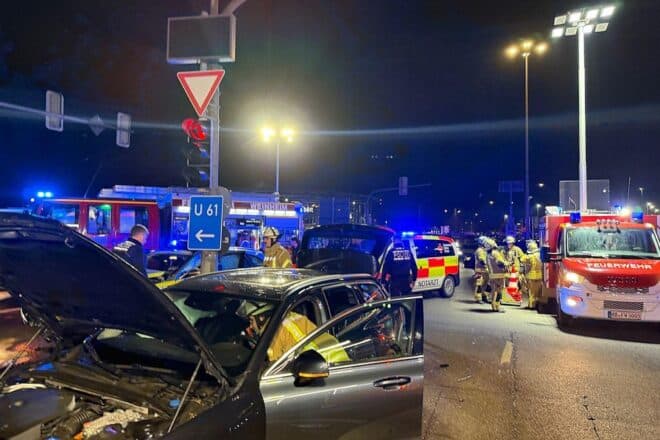 Drei Autos kollidieren in Weinheim Polizeifahrzeug unter den Wracks