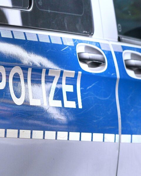 Zwei beschädigte Autos nach Verkehrsunfall; Polizei und Rettungsfahrzeuge im Einsatz.