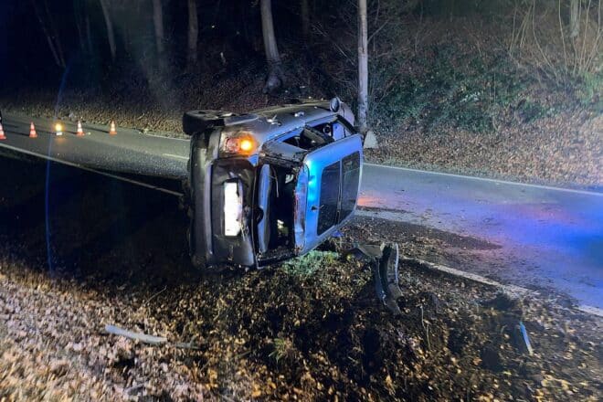 Drei Personen bei Unfall auf B256 bei Waldbröl verletzt
