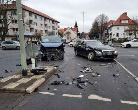 Verkehrsunfall mit zwei Fahrzeugen, Polizei vor Ort, leicht verletzte Personen, bergende Maßnahmen.