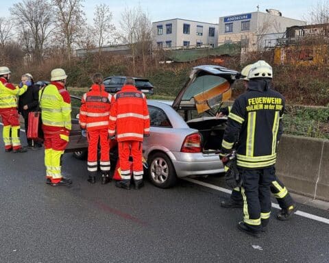 Verkehrsunfall auf der A40: beschädigter Pkw, Lkw, Feuerwehr im Einsatz, Verletzte.