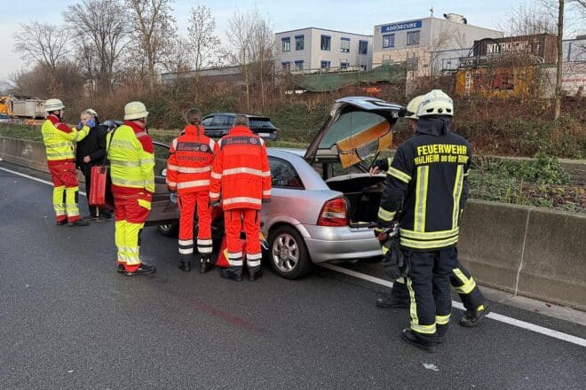 Drei Personen nach Unfall auf A40 bei Mülheim verletzt