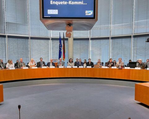 Christian Drosten verteidigt Umgang mit Corona-Pandemie bei Bundestagsanhörung am 01.12.2025.