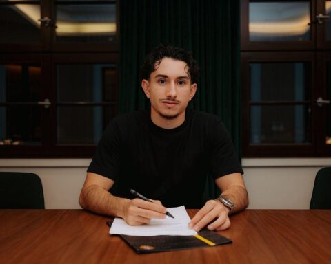 Jason Ceka in Dynamo-Dresden-Trikot mit Rückennummer 7, feiernde Fans im Hintergrund.