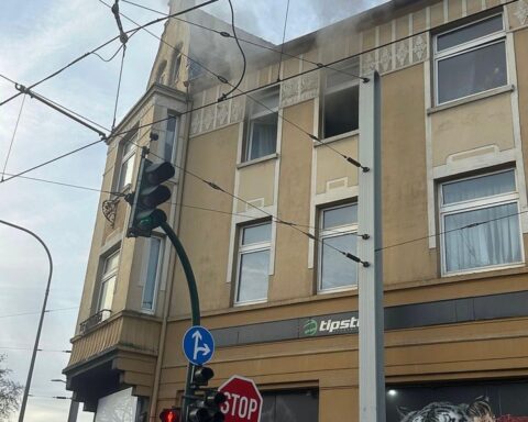 Einsatzkräfte löschen Küchenbrand in Mehrfamilienhaus, Anwohner evakuiert, Feuerwehr im Einsatz.