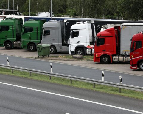Lkw an Raststätte mit Schnellladeinfrastruktur, symbolisiert Fortschritt der Elektromobilität in der EU.