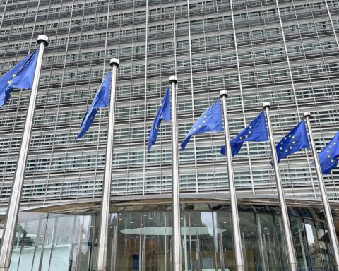 EU-Fahnen vor dem Hintergrund eines politischen Kontexts zur Unterstützung der Ukraine.