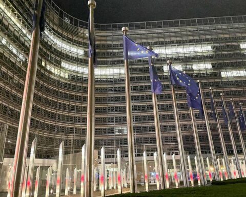 EU-Fahnen mit Fokus auf Sanktionen gegen Russland, symbolisieren Solidarität mit der Ukraine.