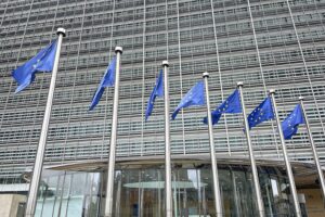 EU-Fahnen symbolisieren die neue Ausbildungsmission im Libanon zur Stärkung der Sicherheit und Ordnung.