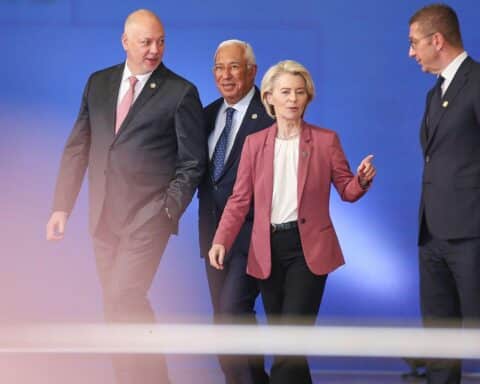 EU-Westbalkan-Gipfel: EU-Flaggen, brennende Hoffnungen auf Beitrittsfortschritte und regionale Zusammenarbeit sichtbar.