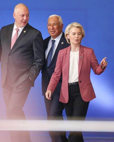 EU-Westbalkan-Gipfel: EU-Flaggen, brennende Hoffnungen auf Beitrittsfortschritte und regionale Zusammenarbeit sichtbar.