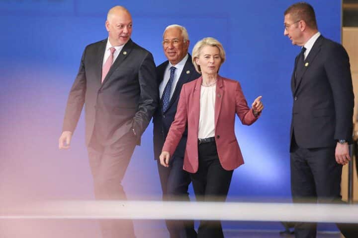 EU-Westbalkan-Gipfel: EU-Flaggen, brennende Hoffnungen auf Beitrittsfortschritte und regionale Zusammenarbeit sichtbar.