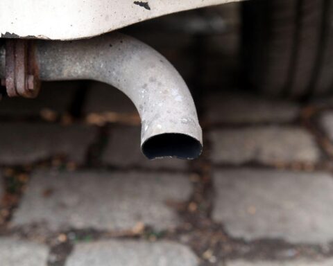 Auspuff eines Autos, Symbol für den Streit um den Verbrennungsmotor in der EU.