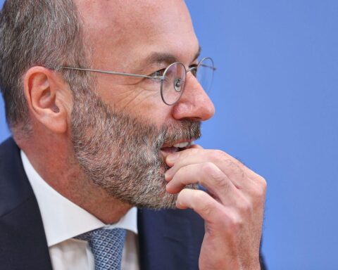 Manfred Weber spricht vor dem Europaparlament über Zusammenarbeit und rechtsradikale Parteien.