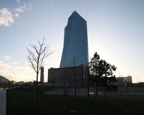 EZB-Gebäude in Frankfurt mit digitale Euro-Symbole und Diskussion, politische Unterstützung sichtbar.