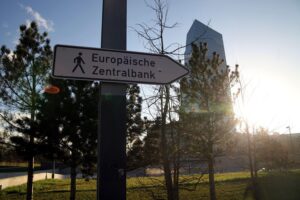 EZB-Gebäude in Frankfurt mit Zinssymbolik und 2,0 Prozent Leitzins-Bildschirm.