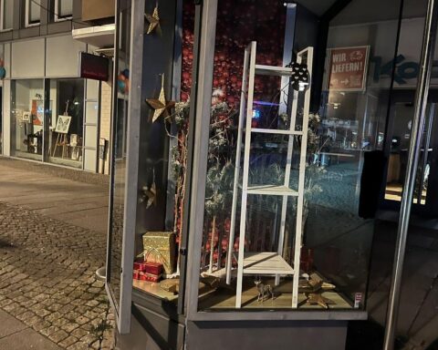 Zerstörte Glasvitrine in Hildesheim; Hebelspuren und Metallstange als Tatwerkzeug sichtbar.