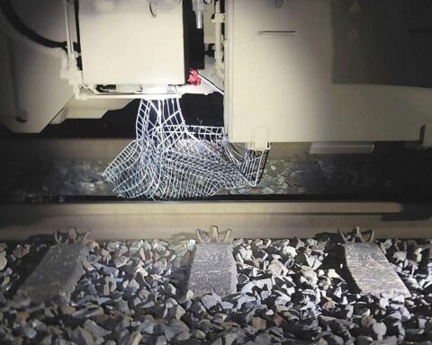 Einkaufswagen auf Gleisen, Personenzug und Bundespolizei im Einsatz, mögliche Gefahrenmeldung.