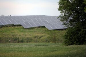 Solaranlage symbolisiert Zusammenarbeit und Energiewende im Weimarer Dreieck: Deutschland, Frankreich, Polen.