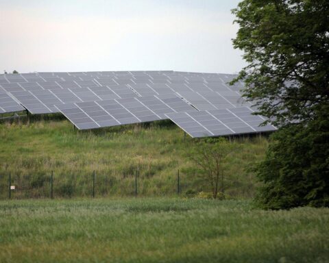 Solaranlage symbolisiert Zusammenarbeit und Energiewende im Weimarer Dreieck: Deutschland, Frankreich, Polen.