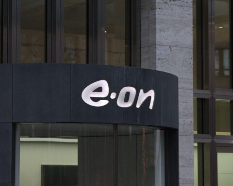 Eon-Zentrale in Essen, symbolisiert Energiewende, Preisprognosen und soziale Herausforderungen der Energieversorgung.