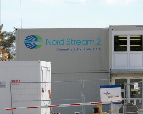Nord Stream Pipeline im Bau, Symbol für europäische Energiefragen und geopolitische Spannungen.