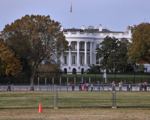 Das Bild zeigt das Weiße Haus, Symbol für Transparenz in Justizangelegenheiten und politische Kontroversen.