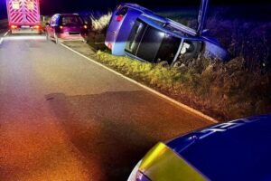Unfall auf K404: VW Eos im Straßengraben, Ersthelfer retten verletzten Fahrer.