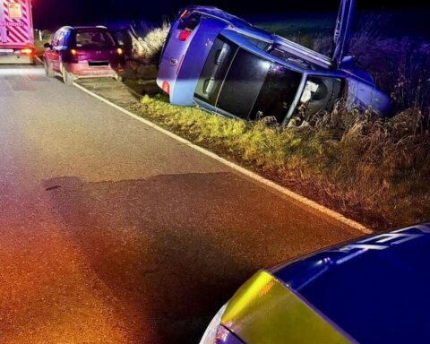 Unfall auf K404: VW Eos im Straßengraben, Ersthelfer retten verletzten Fahrer.