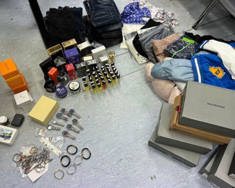 Polizei kontrolliert Fahrzeug, entdeckt gefälschte Markenartikel: Uhren, Parfüms, Kleidung, Ermittlungen laufen.