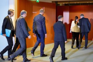 Friedrich Merz und Wolodymyr Selenskyj diskutieren über europäische Sicherheitsmaßnahmen und Unterstützung für die Ukraine.
