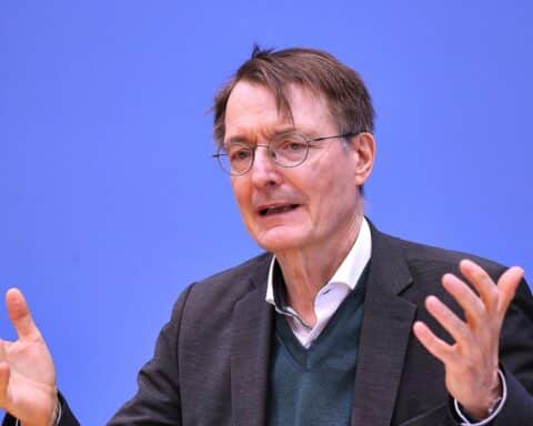 Karl Lauterbach spricht über die Zuckersteuer zur Verbesserung der Gesundheitspolitik in Deutschland.