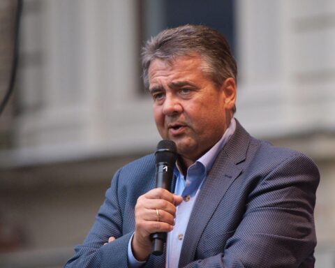 Sigmar Gabriel warnt vor unrealistischen Feiertagsdebatten und fordert mehr Leistungsbereitschaft in Deutschland.