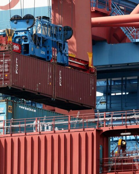 Container im Hafen, Symbol für steigende Exporte Deutschlands nach Bulgarien, Eurozone-Mitglied ab 2024.