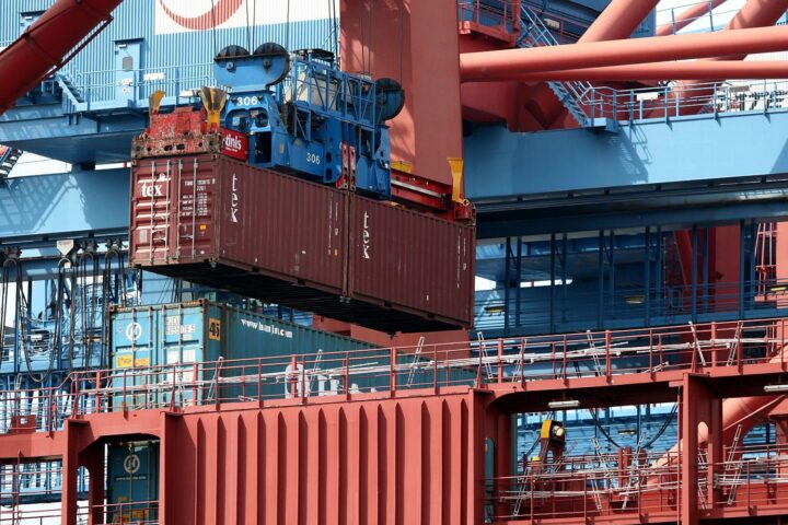 Container im Hafen, Symbol für steigende Exporte Deutschlands nach Bulgarien, Eurozone-Mitglied ab 2024.