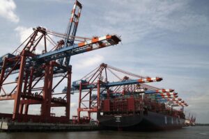 Containerschiff beladen mit exportierten Waren, symbolisiert Deutschlands Außenhandel im Oktober 2025.