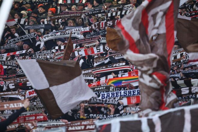 FC St. Pauli blickt auf bewegtes Jahr zurück und wünscht friedliche Festtage