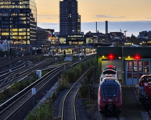 FDP-Politiker kritisiert Ticketpreiserhöhung am S-Bahnhof Warschauer Straße wegen unzureichender Servicequalität.