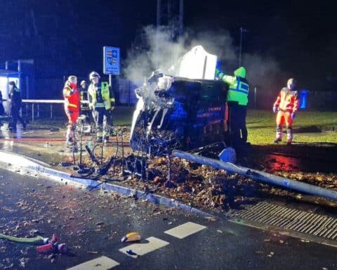 Schwerer Verkehrsunfall: verunfallter Pkw, Feuerwehr im Einsatz, Fahrer eingeklemmt, Polizei ermittelt.