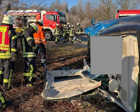 Verunfalltes Fahrzeug, Feuerwehr im Einsatz, Rettung der Insassin, Technik zur Befreiung.