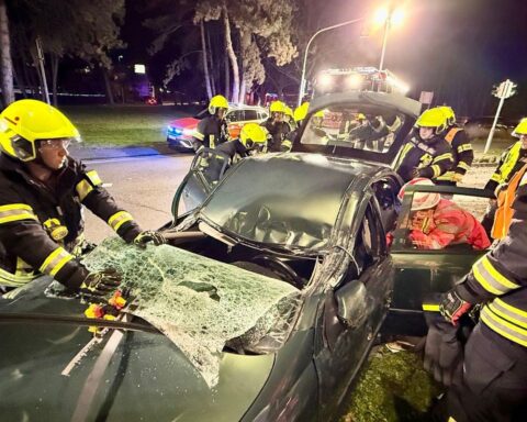 Feuerwehr rettet Verletzte aus umgekipptem Pkw nach Unfall mit Laternenmast in Hattersheim.