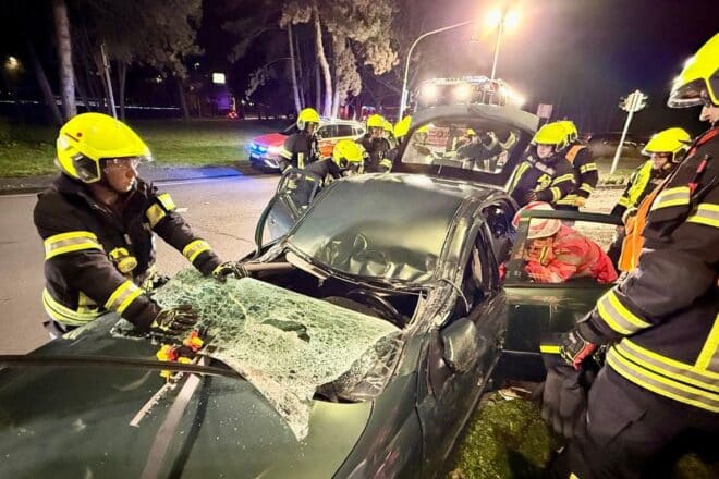 Fahrerin nach Unfall in Hattersheim befreit