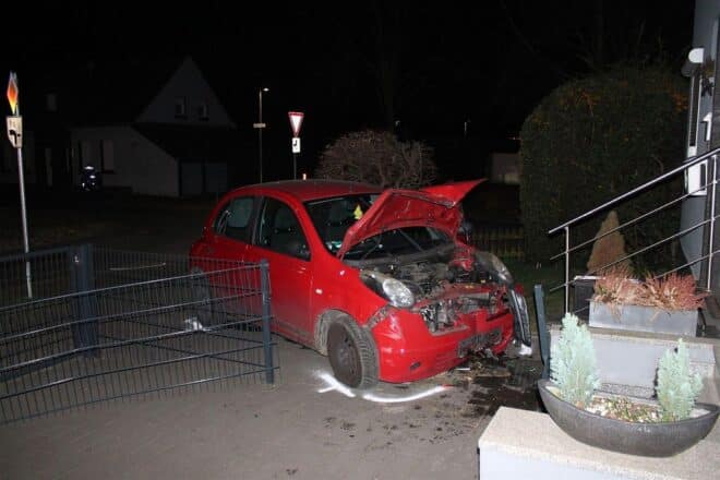 Fahrt unter Alkoholeinfluss endet im Vorgarten in Hamm