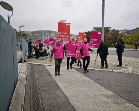 Demonstration der Familieunternehmer: Meinungsvielfalt, Diskussionen über AfD-Einladungen, Werte der Freiheit und Demokratie.