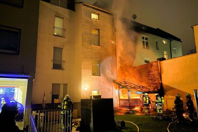 Fassadenbrand in Essen-Altenessen greift auf Wohnhaus über