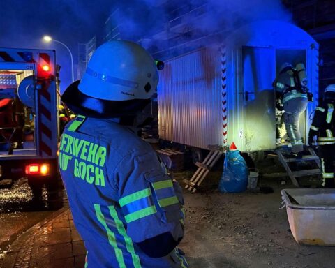 Bauwagen brennt wegen defektem Akku, Feuerwehr löscht. Ratschläge zur Akkusicherheit.
