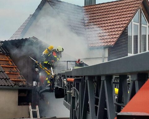 Drehleiter der Feuerwehr Allensbach im Einsatz bei Brandbekämpfung in Steißlingen. samarbeitsarbeit.